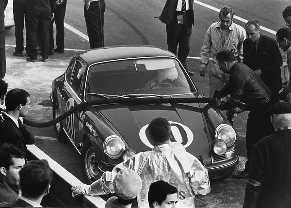 1967 Le Mans 24 hours: Andre Wicky  /  Philippe Farjon, retired, pit stop, action