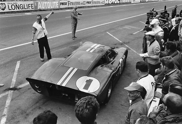 1967 Le Mans 24 hours: Dan Gurney  /  A. J. Foyt, 1st position, pit stop action