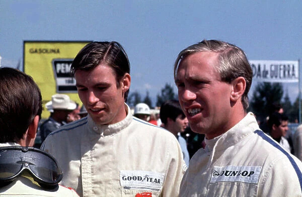 1967 Mexican Grand Prix. Mexico City, Mexico. 20-22 October 1967. Jackie Stewart (Owen Racing Org.) with Chris Irwin (Reg Parnell Racing) and team mate Mike Spence (Owen Racing Org.). Ref-67 MEX 02. World Copyright - LAT Photographic