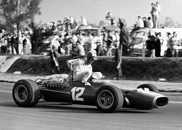 1967 Mexican Grand Prix. Mexico City, Mexico. 22 October 1967. Jo Siffert, Cooper T81-Maserati, 12th position, gets a lift from Jonathan Williams, Ferrari 312, 8th position, action. World Copyright: LAT Photographic Ref: Motor b&w print