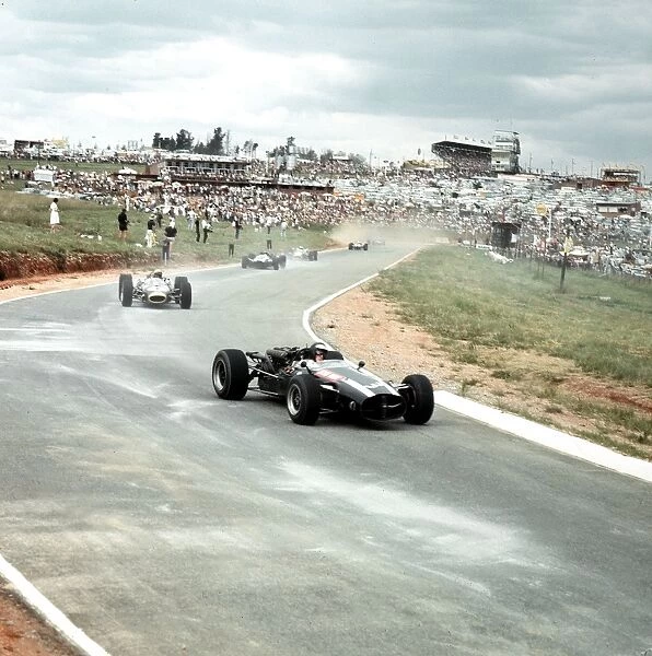 1967 South African Grand Prix: Jochen Rindt and Jack Brabham lead at the start
