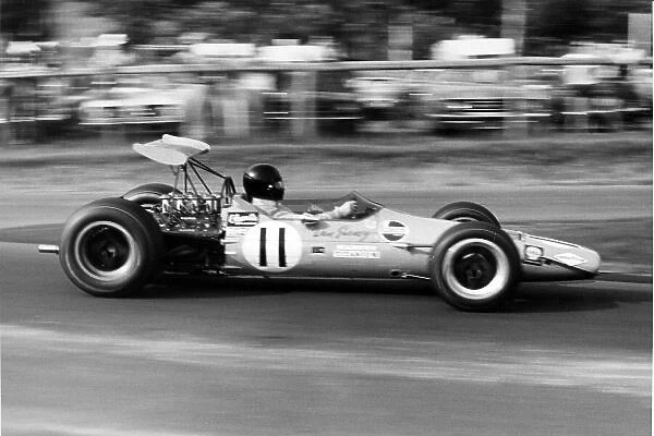 1968 Canadian Grand Prix. St Jovite, Canada. 22 September 1968. Dan Gurney, McLaren M7A-Ford, retired, action. World Copyright: LAT Photographic Ref: Motor b&w print