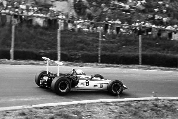 1968 Canadian Grand Prix. St Jovite, Canada. 22 September 1968. John Surtees, Honda RA301, retired, action. World Copyright: LAT Photographic Ref: Motor b&w print