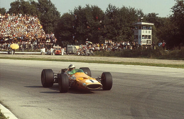 1968 Italian Grand Prix. Monza, Italy. 6-8 September 1968. Denny Hulme (McLaren M7A Ford) 1st position. Ref-68 ITA 49. World Copyright - LAT Photographic