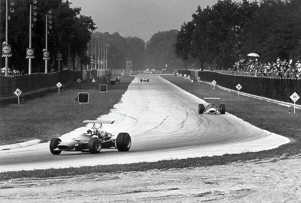 1968 Italian Grand Prix. Monza, Italy. 8 September 1968. Chris Amon, Ferrari 312, retired, leads Pedro Rodriguez, BRM P138, retired, action. World Copyright: LAT Photographic Ref: 2144 #8A