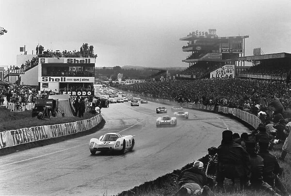 1968 Le Mans 24 hours: Gerhard Mitter  /  Vic Elford, retired, leads at the start, action