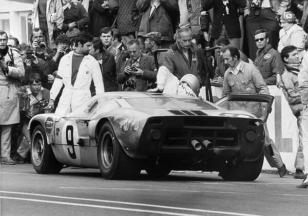 1968 Le Mans 24 hours: Pedro Rodriguez / Lucien Bianchi, 1st position, pit stop and driver change, action