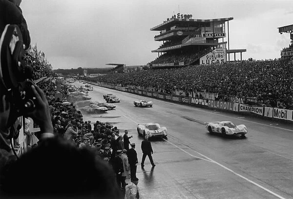 1968 Le Mans 24 hours: Vic Elford  /  Gerhard Mitter, retired, leads at the start, action