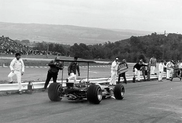 1968 United States Grand Prix. Watkins Glen, United States. 6 October 1968. Mario Andretti, Lotus 49B-Ford, retired, enters the pits with damaged front wing, action. World Copyright: LAT Photographic Ref: 2181 #38A
