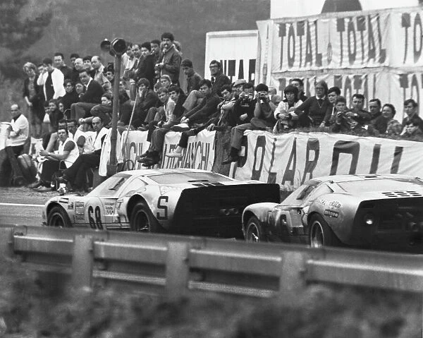 1969 Le Mans 24 hours: Helmut Kelleners  /  Reinhold Joest, Ford GT40, 6th position, leads Jacky Ickx  /  Jackie Oliver, Ford GT40, 1st position, action