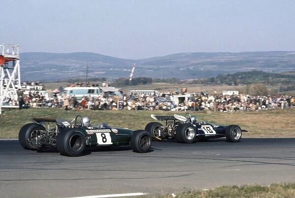 1969 United States Grand Prix: Piers Courage, 2nd position leads Jack Brabham, 4th position, action