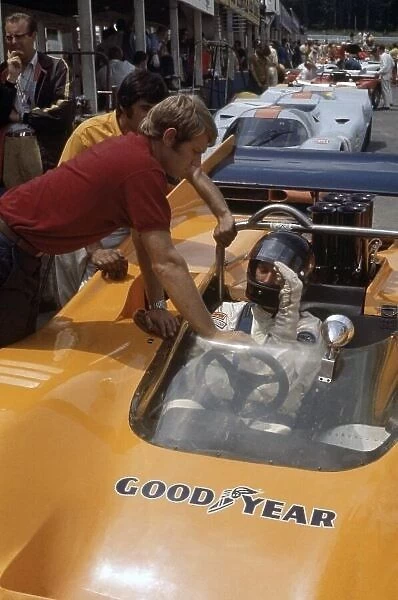 1970 Can-Am Challenge Cup. CanAm race. Watkins Glen, New York State, United States (USA). 12 July 1970. Dan Gurney (McLaren M8D-Chevrolet), 9th position, in the pits. World Copyright: LAT Photographic Ref: 35mm transparency 70CANAM08
