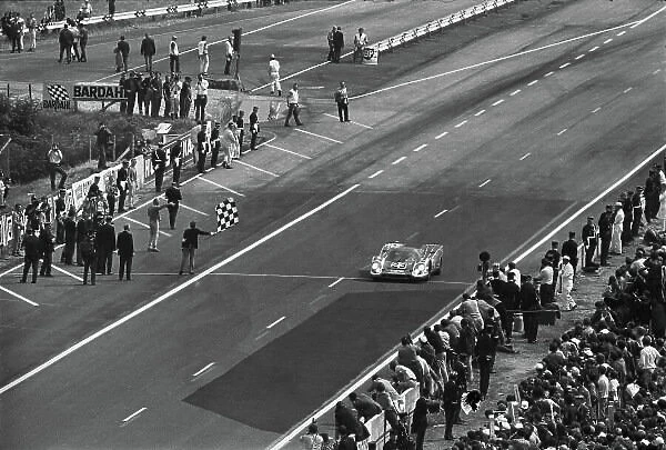 1970 Le Mans 24 hours. Le Mans, France. 13th - 14th June 1970. Hans Herrmann  /  Richard Attwood (Porsche 917K), 1st position, takes the chequered flag, action. World Copyright: LAT Photographic. Ref: 3138 - 22
