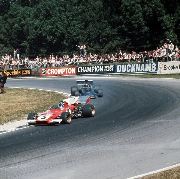 1972 British Grand Prix: Jacky Ickx leads Emerson Fittipaldi. Fittipaldi finished in 1st position. Ref-3  /  5100E