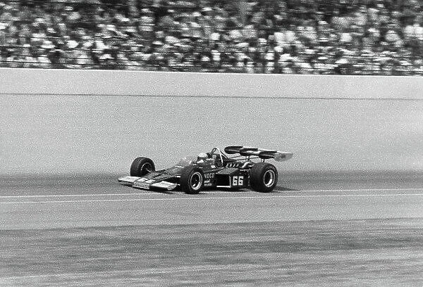 1972 Indianapolis 500. Indianapolis, Indiana, United States. 27 May 1972. Mark Donohue (McLaren M16B-Offenhauser), 1st position, action. World Copyright: LAT Photographic. Ref: B / W Print