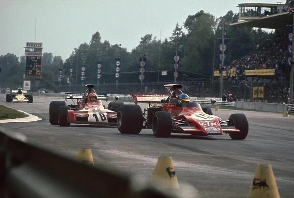 1972 Italian Grand Prix: Ronnie Peterson, 9th position, leads Niki Lauda, 3th position, action