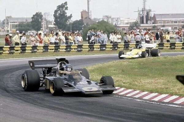1973 Argentinian Grand Prix. Buenos Aires, Argentina. 28 January 1973. Ronnie Peterson, Lotus 72D-Ford, retired, leads Mike Beuttler, March 721G-Ford, 10th position, action. World Copyright: LAT Photographic Ref: 35mm transparency 73ARG