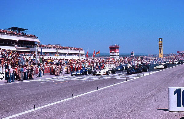 1973 French Grand Prix. Paul Ricard, Le Castellet, France. 29 / 6-1 / 7 1973. Jackie Stewart (Tyrrell 006 Ford) leads Denny Hulme (McLaren M23 Ford) and Emerson Fittipaldi (Lotus 72E Ford) at the start. Ref-73 FRA 16. World Copyright - LAT Photographic