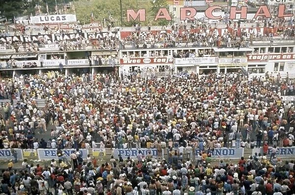 1974 Le Mans 24 hours. Le Mans, France. 15-16 June 1974. Crowds invade the track in front of the pits at the end of the race. Atmosphere. World Copyright: LAT Photographic Ref: 35mm transparency 74LM05