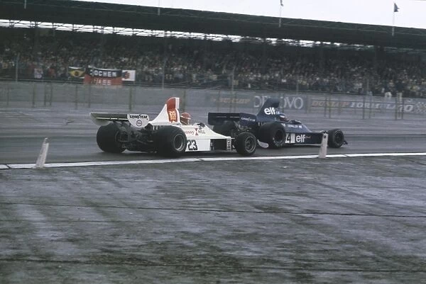 1975 British Grand Prix - Patrick Depailler and Tony Brise: Patrick Depailler, Tyrrell 007 Ford, leads Tony Brise, Hill GH1 Ford