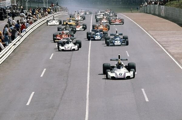1975 South African Grand Prix - Start: Carlos Pace leads Carlos Reutemann, Jody Scheckter and Patrick Depailler and Niki Lauda at the start, action