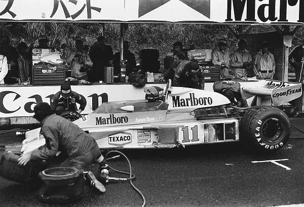 1976 Japanese Grand Prix: James Hunt, pit stop and tyre change due to a puncture, action