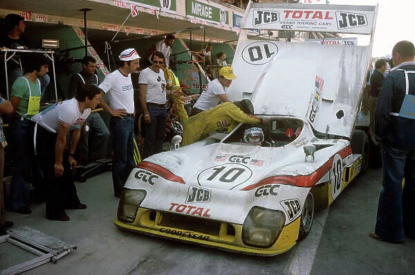 1976 Le Mans 24 hours. Le Mans, France. 12-13 June 1976. Jean-Louis Lafosse / Francois Migault (Mirage GR8-Ford), 2nd position, in the pits. Pitstop. World Copyright: LAT Photographic Ref: 35mm transparency 76LM05