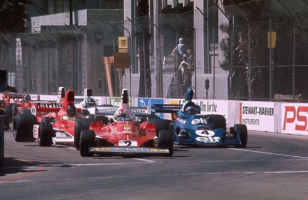 1976 United States Grand Prix West: Clay Regazzoni leads Patrick Depailler and James Hunt at the start
