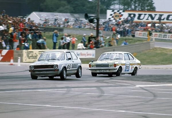 1977 British Saloon Car Championship: Richard Lloyd, 1st position in Class B is followed by Bernard Unett, 1st position, in Class D, action