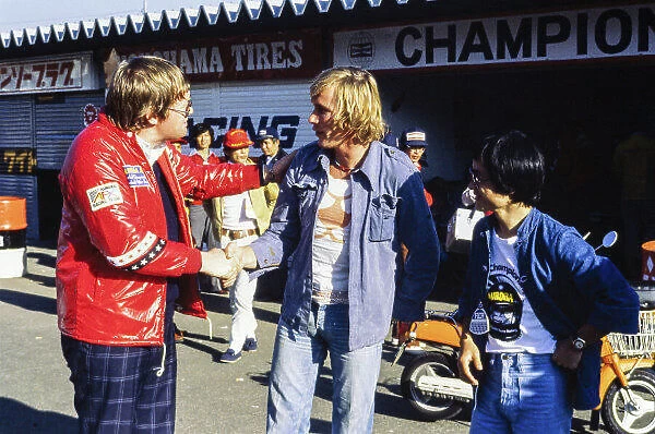 1977 Japanese Grand Prix. Fuji, Shizuoka, Japan. 21 - 23 October 1977. Journalist, Alan Henry meets James Hunt in the pit lane, portrait. World Copyright: LAT Photographic
