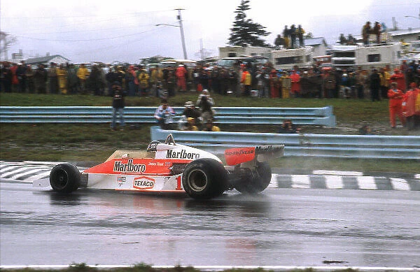 1977 United States Grand Prix East. Watkins Glen, New York, USA. 30 / 9-2 / 10 1977. James Hunt (McLaren M26 Ford) 1st position. Ref-77 USA 08. World Copyright - LAT Photographic