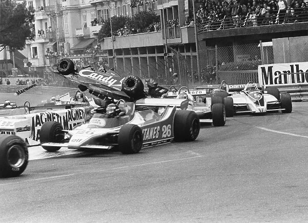1980 Monaco Grand Prix, Monte Carlo: Derek Daly crashes at St. Devote on lap one. Action