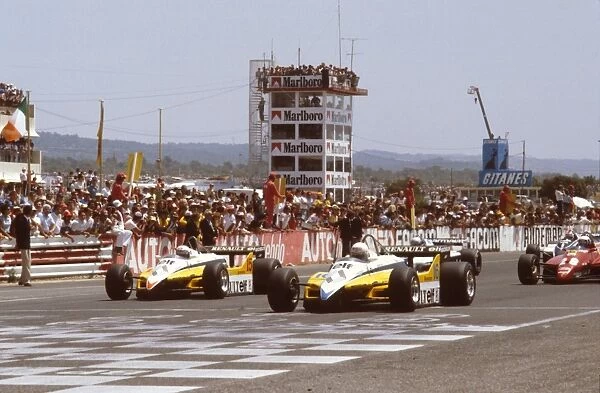 1982 French Grand Prix: Rene Arnoux and Alain Prost lead the rest of the field away from the front row at the start