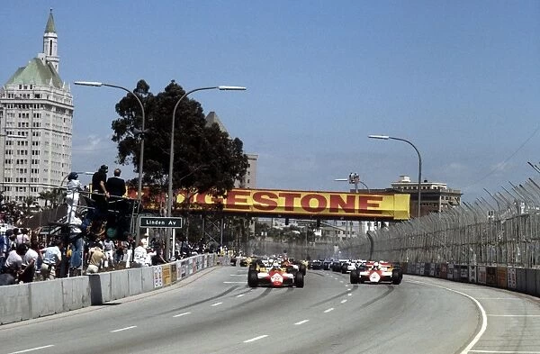 1982 Long Beach Grand Prix: Andre de Cesaris on pole with Niki Lauda alongside lead away at the start