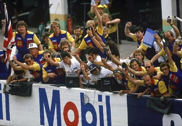 1986 Portuguese Grand Prix: Nigel Mansell 1st position. The Williams team celebrate the victory on the pit wall