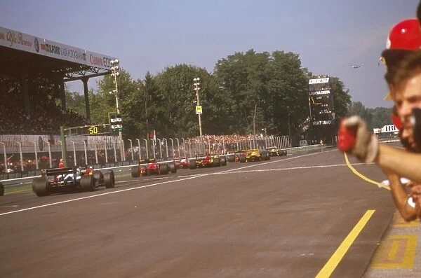 1987 Italian Grand Prix: The grid pulls away at the start of the race