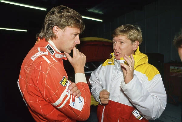 1990 British Touring Car Championship. Robb Gravett (Ford Sierra RS500) in conversation with Mike Smith (Ford Sierra RS500), in the pits, portrait. World Copyright: LAT Photographic. Ref: 90BTCC SM03