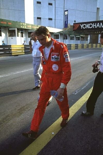 1990 MACAU F3 MIKA HAKKINEN WALKS BACK TO THE PITS AFTER A COLLISION WITH MICHEAL