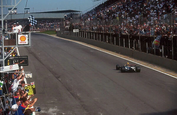 1992 Brazilian Grand Prix. Interlagos, Sao Paulo, Brazil. 3-5 April 1992. Nigel Mansell (Williams FW14B Renault) takes the chequered flag for 1st position. Ref-92 BRA 03. World Copyright - LAT Photographic