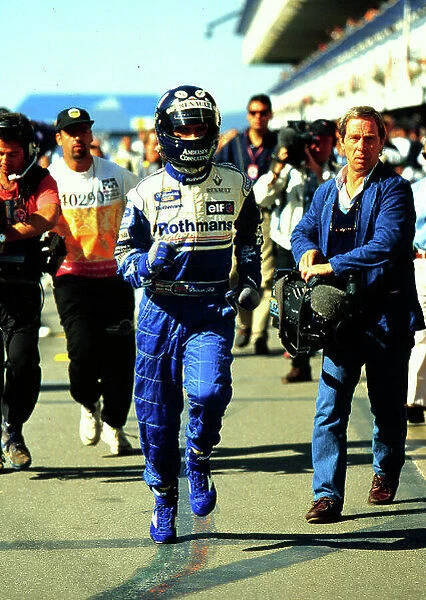 1995 SPANISH GP. Damon Hill runs back to the pits during the qualifying session. He finished 4th in the race. Photo: LAT