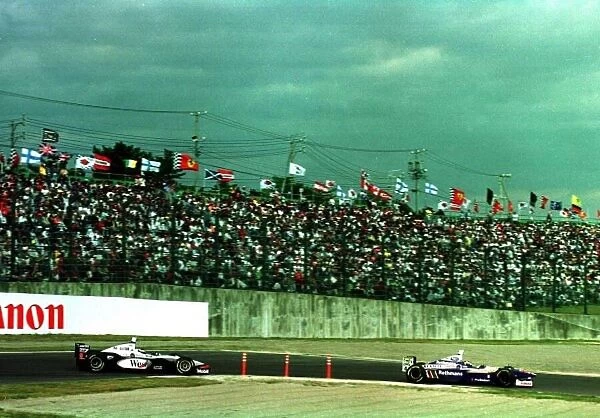 1997 JAPANESE GP. Heinz-Harald Frentzen leads Mika Hakkinen at Suzuka