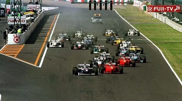 1997 JAPANESE GP. The start of the race. Jacques Villeneuve wards off the challenge of