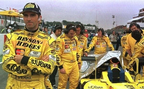 1998 ARGENTINIAN GP. Damon Hill, Jordan, grim faced on the grid before the race in