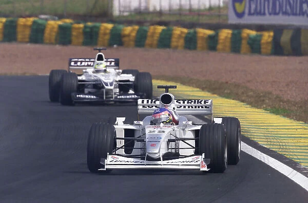 2000 Brazilian Grand Prix. Race. 18mb digital. Interlagos, Sao Paulo, 25 / 3 / 2000 Jacques Villeneuve leads Ralf Schumacher Sao Paulo, Brazil, 26-03-2000 Pic Steve Etherington