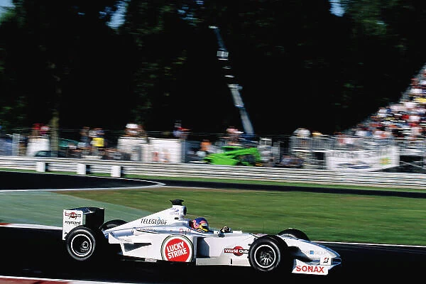 2000 Italian Grand Prix. Monza, Italy. 8-10 September 2000. Jacques Villeneuve (B.A.R. 002 Honda). Ref-2K ITA 76. World Copyright - Gavin Lawrence / LAT Photographic