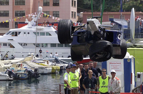 2001 Monaco Grand Prix. Monte Carlo, Monaco. 26th May 2001. Ralf Schumacher's, BMW Williams FW23, is craned away after crashing at the exit from the swimming pool complex. World Copyright: Steve Etherington / LAT Photographic ref