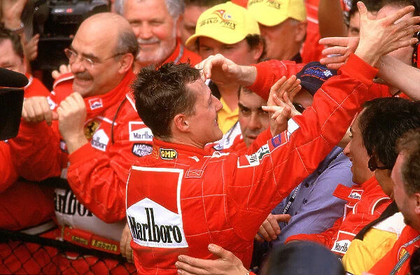 2001 Qantas Australian Grand Prix Albert Park, Melbourne, Australia. 3 March 2001. Michael Schumacher celebrates his race win with Ferrari mechanics. World Copyright - Clive Rose / LAT Photographic ref: 35mm Image Aus A12