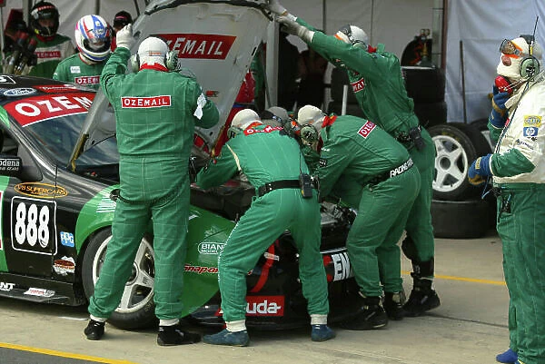 2002 Australian V8 Supercar Championship R9 QLD 500 Queensland, Australia.15th September 2002 OzEmail crew try to fix the car of John Cleland and Tim Leahy during the 500Km race. World Copyright - Mark Horsburgh / LAT Photographic ref