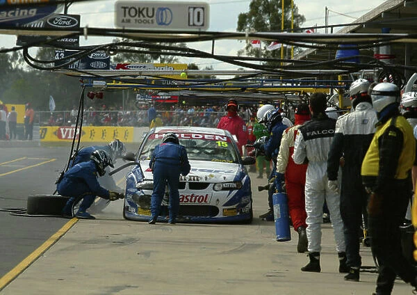 2002 Australian V8 Supercar Championship R9 QLD 500 Queensland, Australia.15th September 2002 Kmart Racing crew try to fix the damaged car of Andy Priaulx