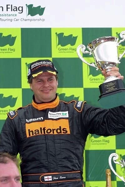 2002 British Touring Car Championship Thruxton, England. 5th-6th May 2002. Tim Harvey wins the Independents Cup for team Halfords Photo: Paul Dowker / LAT Photographic World LAT PHOTOGRAPHIC 8.9MB Digital File Only